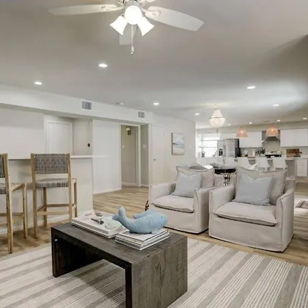 Harbor Hideaway With Heated Pool 1 Mile To Beach And Close To Cruise Terminal